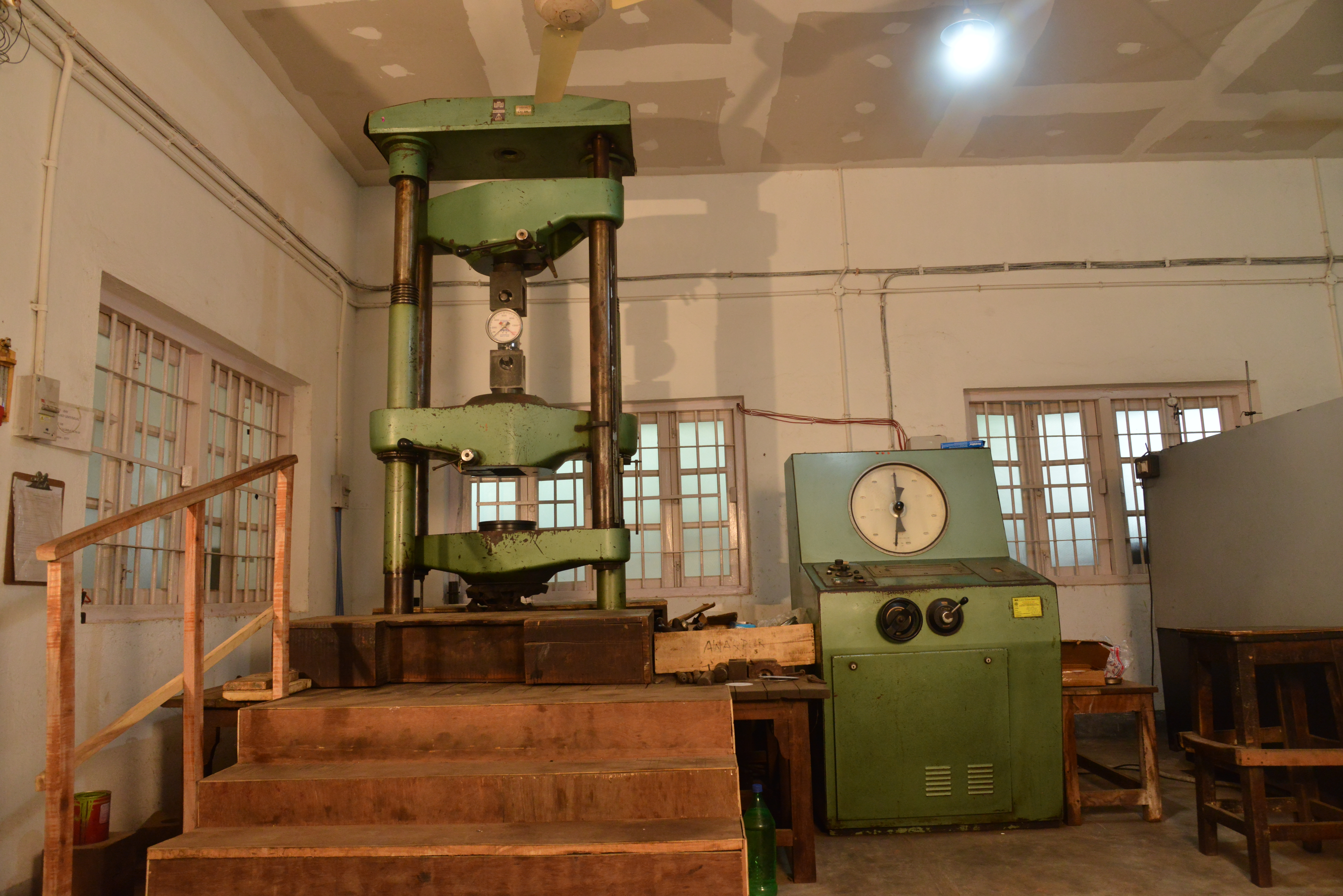 Universal Testing Machine for Load Test and calibration